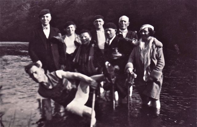 Fanclub voor de recordpoging éénhandstand in de Ourthe. Niet gehomologeerd wegens al eens (ongewild) gedaan door een non in 1894 op schoolreis.  